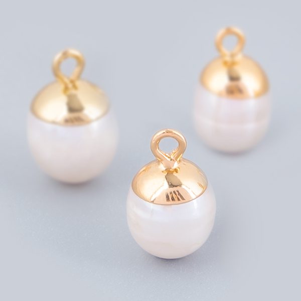 Round pendants of cultured natural pearls