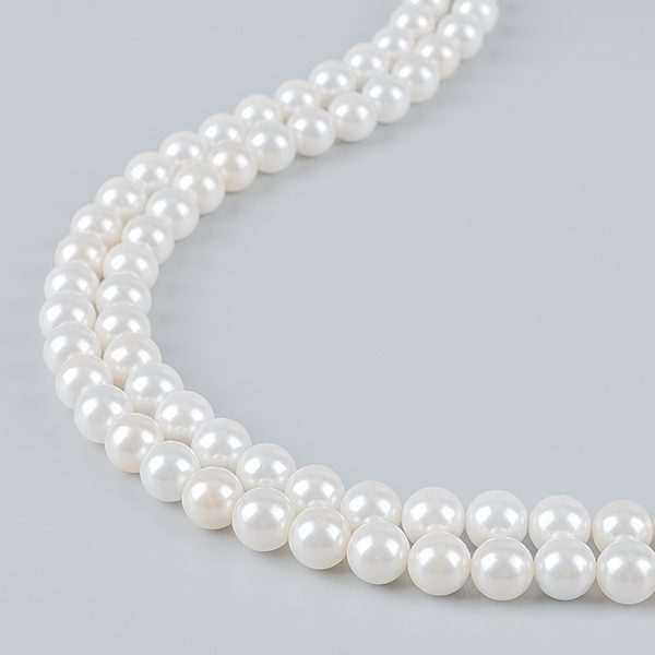 Round cultured pearls