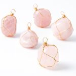 Cuarzo rosa colgante de piedra alambre de cobre envuelto